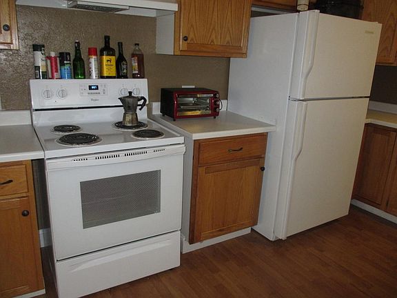 Kitchen range & fridge