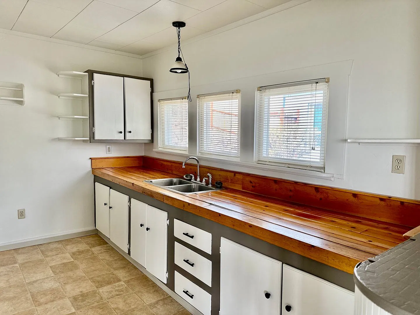 Enoy the picturesque views of Lake Ewauna and the City from this Cozy 2bdrm 1 bath home — Photo 3