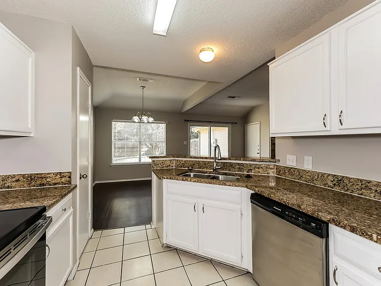 1040 Glencrest Dr — Photo 7
