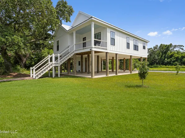 217 Saint Joseph St, Waveland, MS 39576