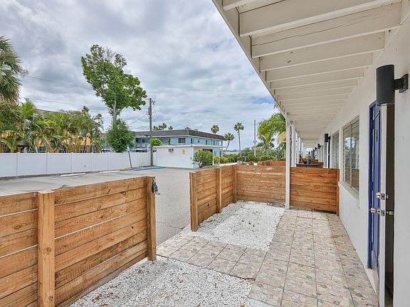 3rd image of 2035 Edgewater Dr APT 6