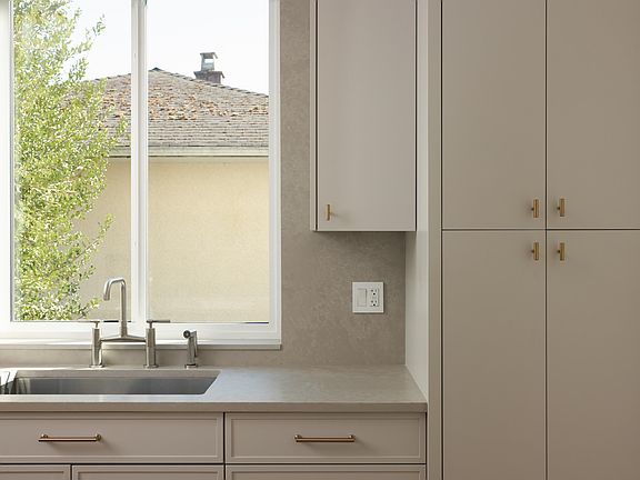 5th image of 1735 Blaine Ave #2