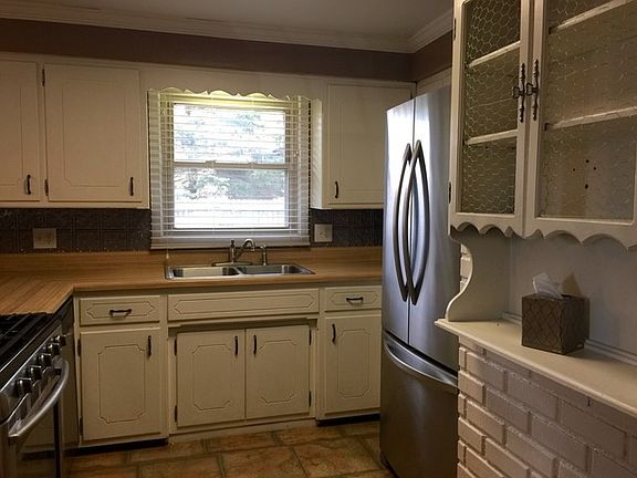 4th image of 3887 El Camino Dr