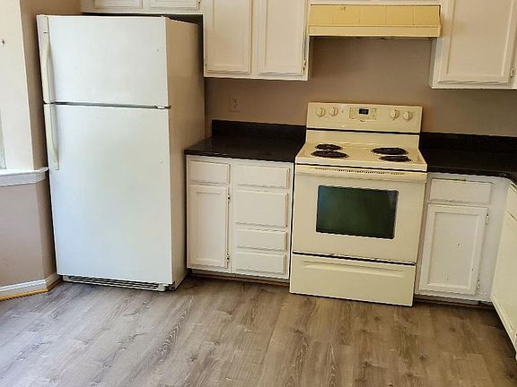 3rd image of 136 Barnsfield Ct #209