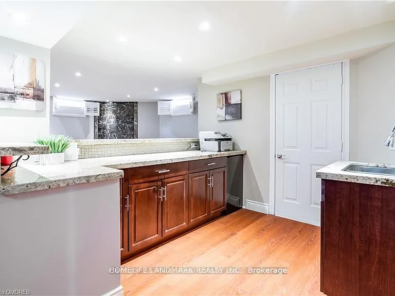 2384 Parkglen Ave — Photo 5