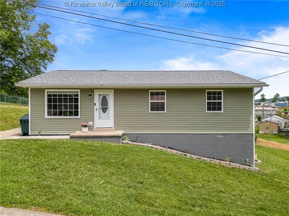 5105 Greg Tan Ln, Cross Lanes, WV 25313