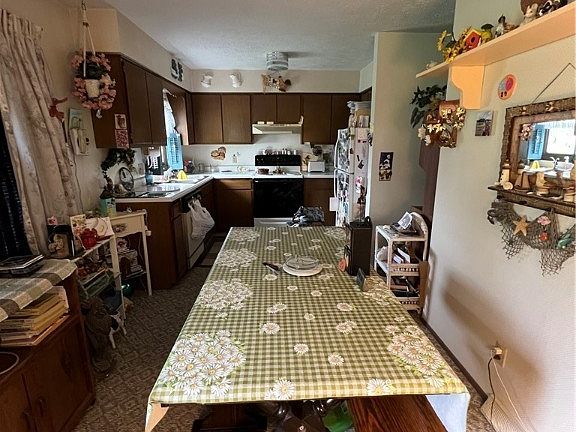 5th image of 303-305 Chapel Square Cir