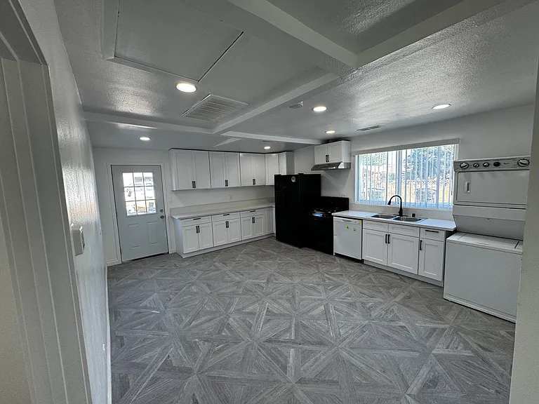 5030 Etiwanda Ave — Photo 5