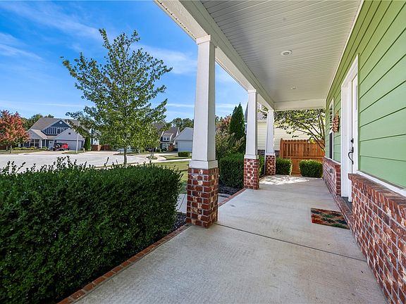 3rd image of 610 S 59th Ct