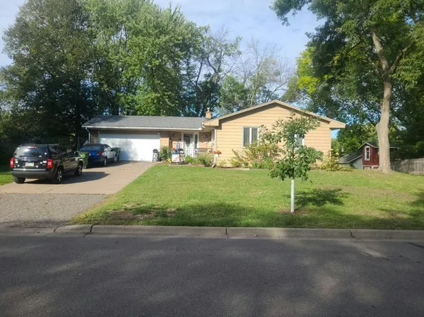 2571 Irene St, Roseville, MN 55113