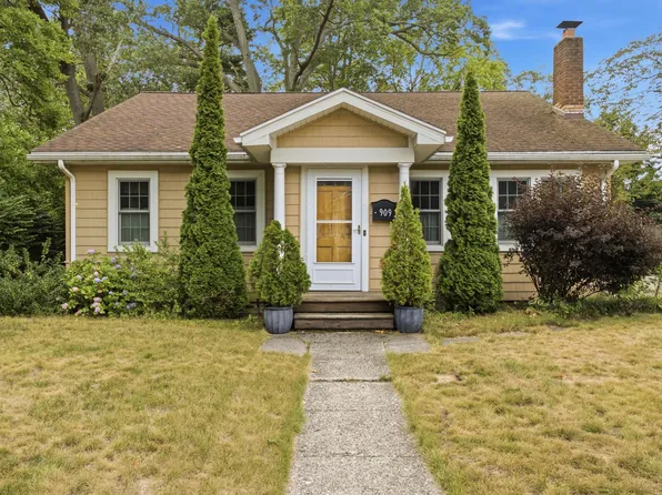 909 Moulton Ave, Muskegon, MI 49445