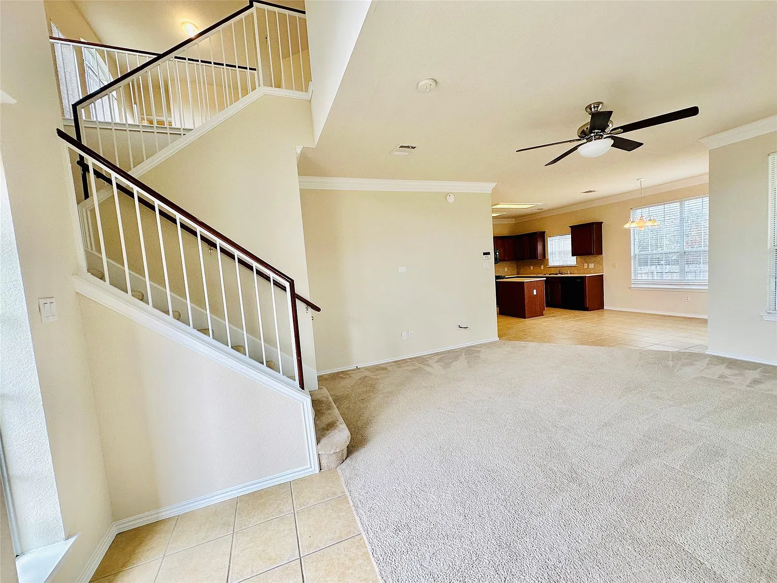 3 bed, 2.5 bath, 1818 sqft, $2,050 — Photo 3