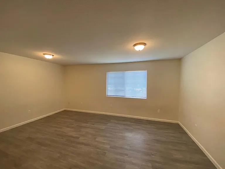 210 W Sheila Ln — Photo 2