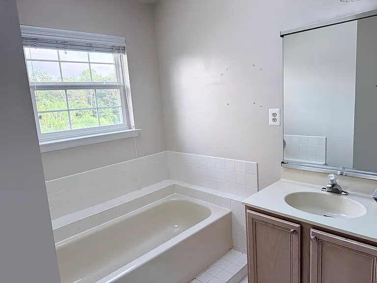 921 Bentley Ct — Photo 14