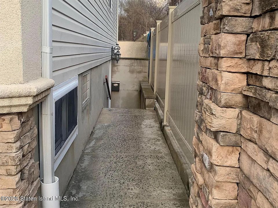 1st image of 27 Drew Ct