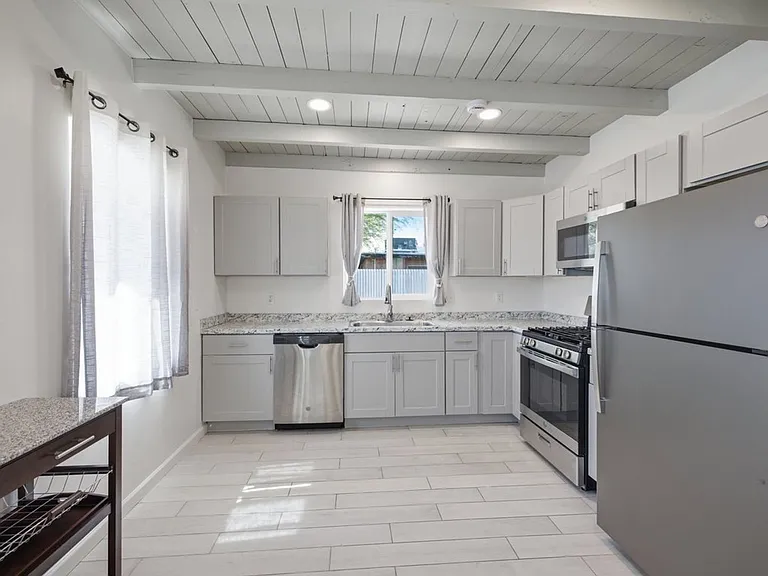 1220 N Catalina Ave — Photo 9
