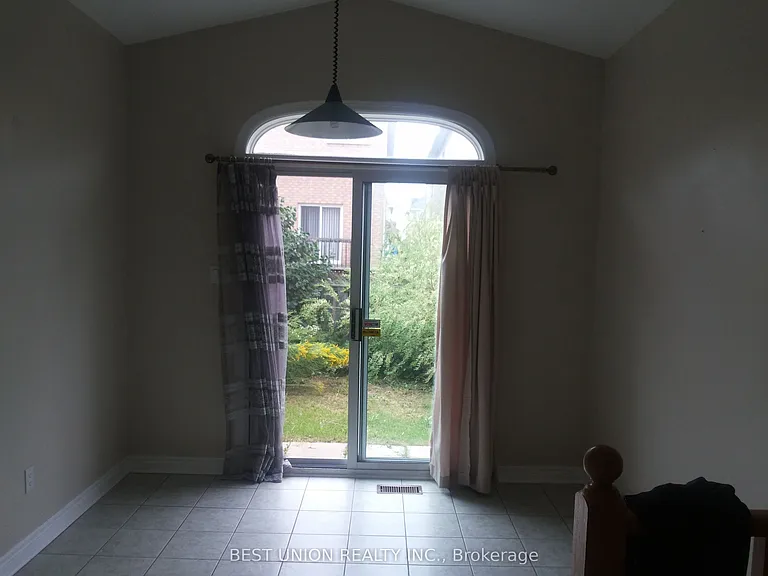 33 Kimono Cres — Photo 2