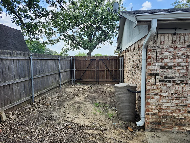 2305 Stockbridge Ct — Photo 32