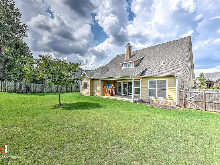 1408 NE Dysart Woods Ln — Photo 31