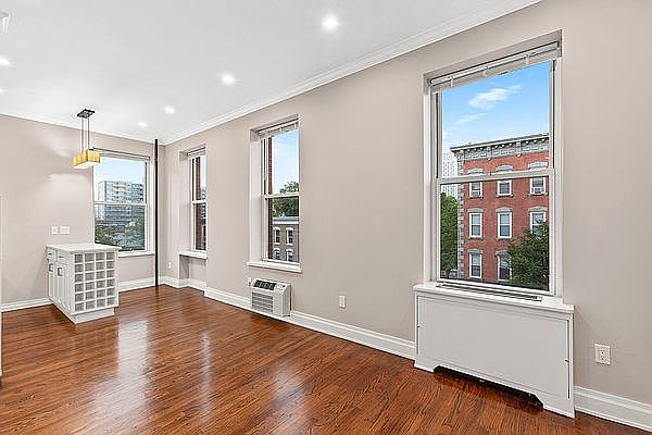 1st image of 4819 Vernon Blvd APT 3B