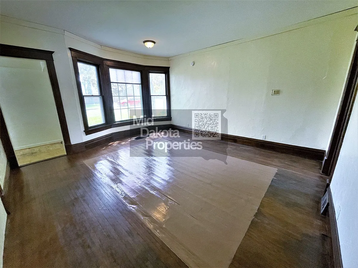 Building Photo - 709 S Sanborn Blvd