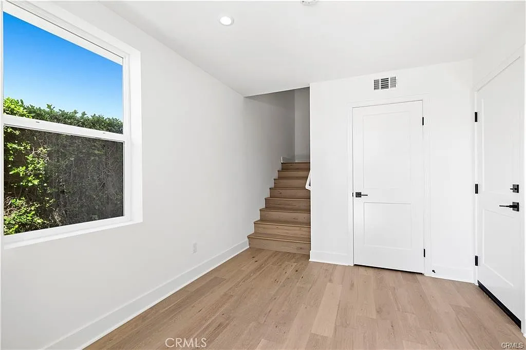 3 bed, 2.5 bath, 1721 sqft, $7,495 — Photo 3