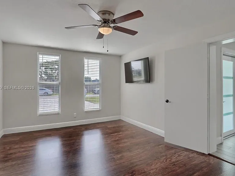 876 Gardenia Dr — Photo 3