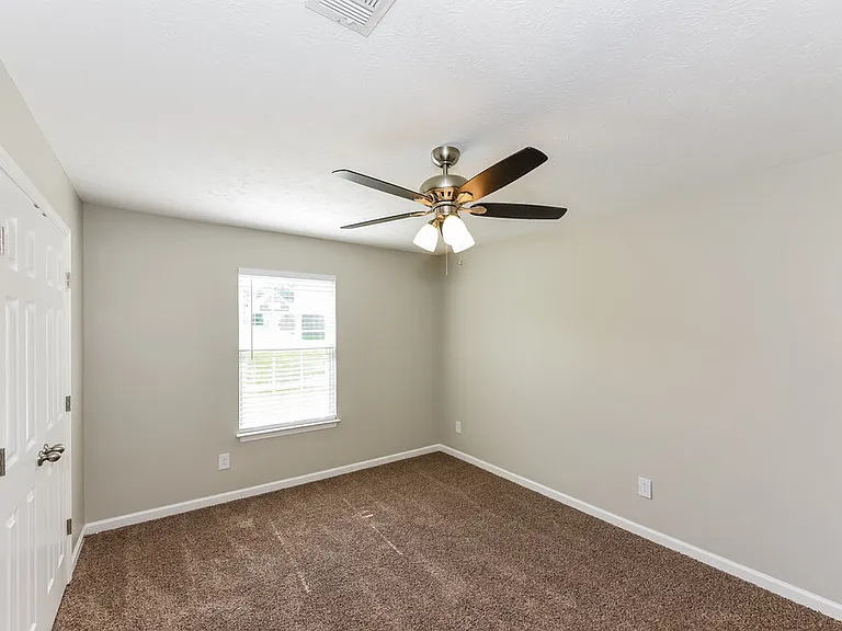 1910 Lawndale Dr — Photo 11