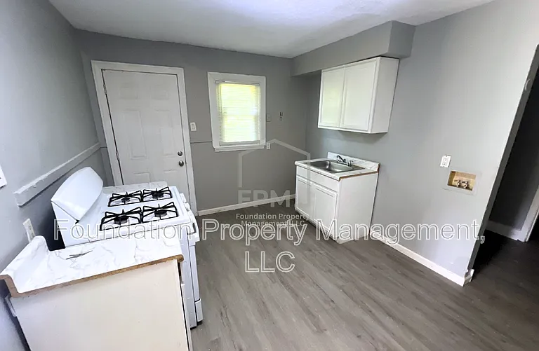 2317 E Warren St — Photo 6