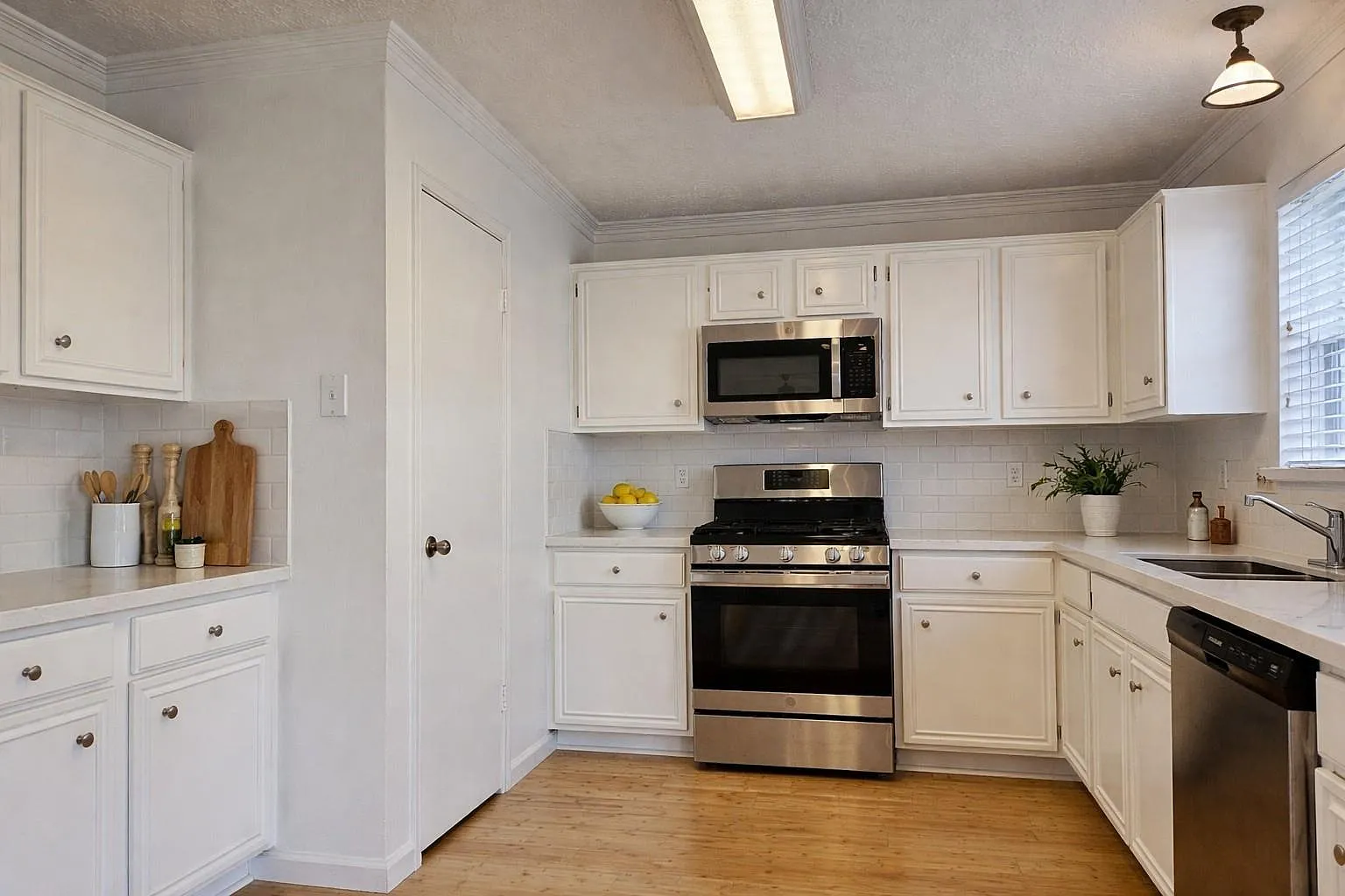 4 bed, 2.5 bath, 2630 sqft, $2,000 — Photo 4