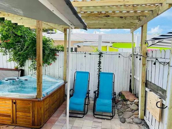 121 147th Ave E, Madeira Beach, FL 33708