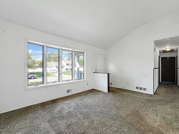 3rd image of 30 Crown St