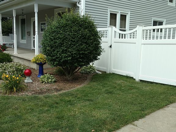Decorative fence gate to backyard