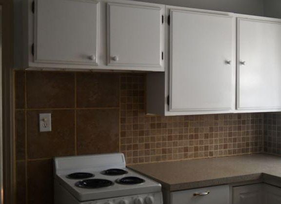 Kitchen stove, cabinets & backsplash