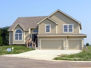 2916 E Canyon Dr, Harrisonville, MO 64701