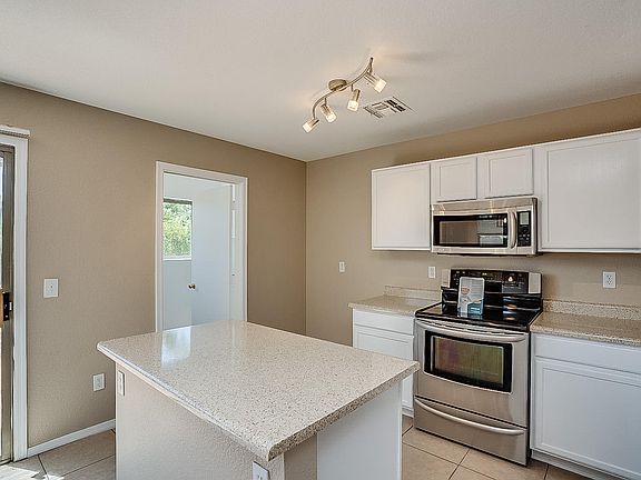 4th image of 1027 E Arabian Dr