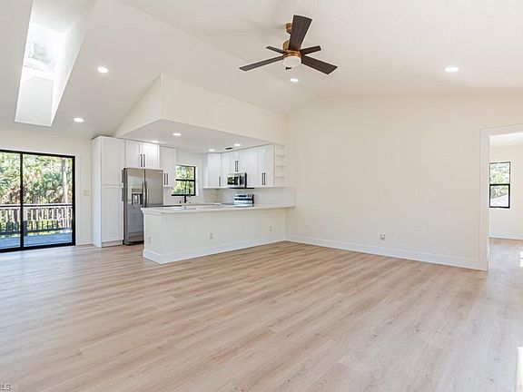 4th image of 661 12th AVE NE