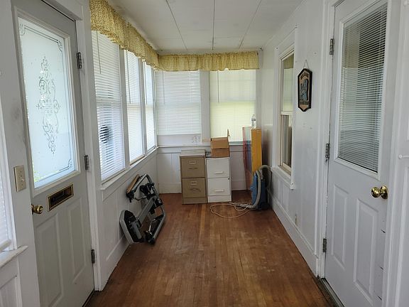 4th image of 402 Hillside Avenue