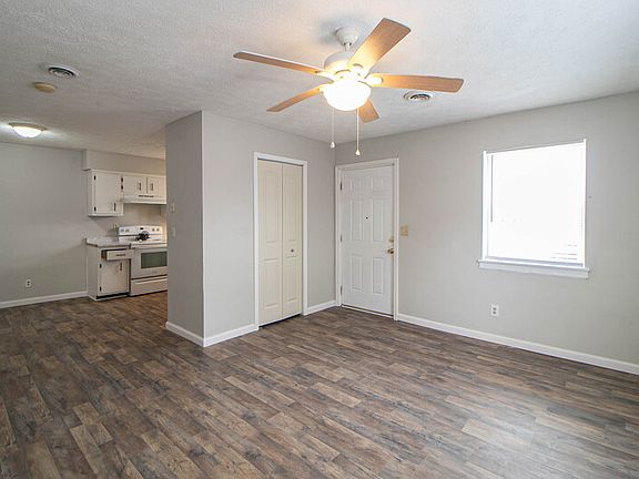 3rd image of 404-13 Thompsonville Ln