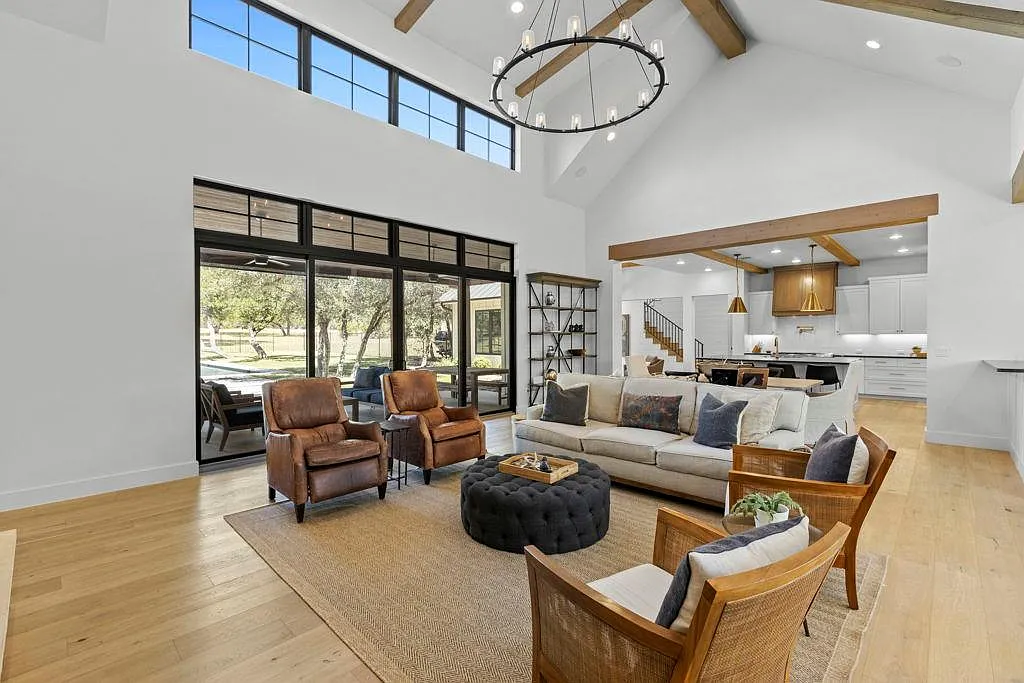 4 bed, 4.5 bath, 3993 sqft, $9,500 — Photo 3