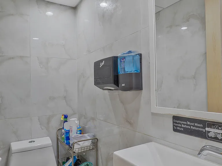 420 W 23rd St #GF — Photo 17