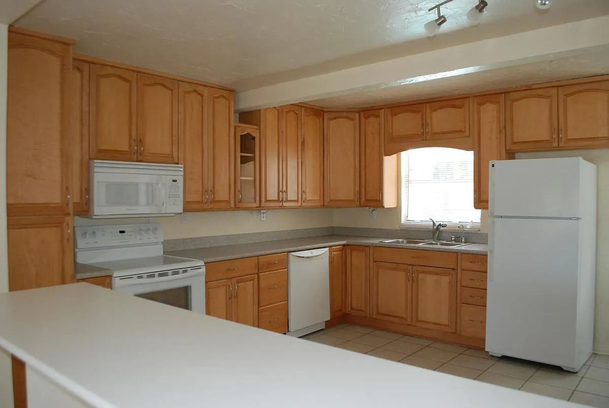 3 bed, 1072 sqft, $2,350 — Photo 2