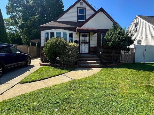 90 Commonwealth Avenue, Massapequa, NY 11758