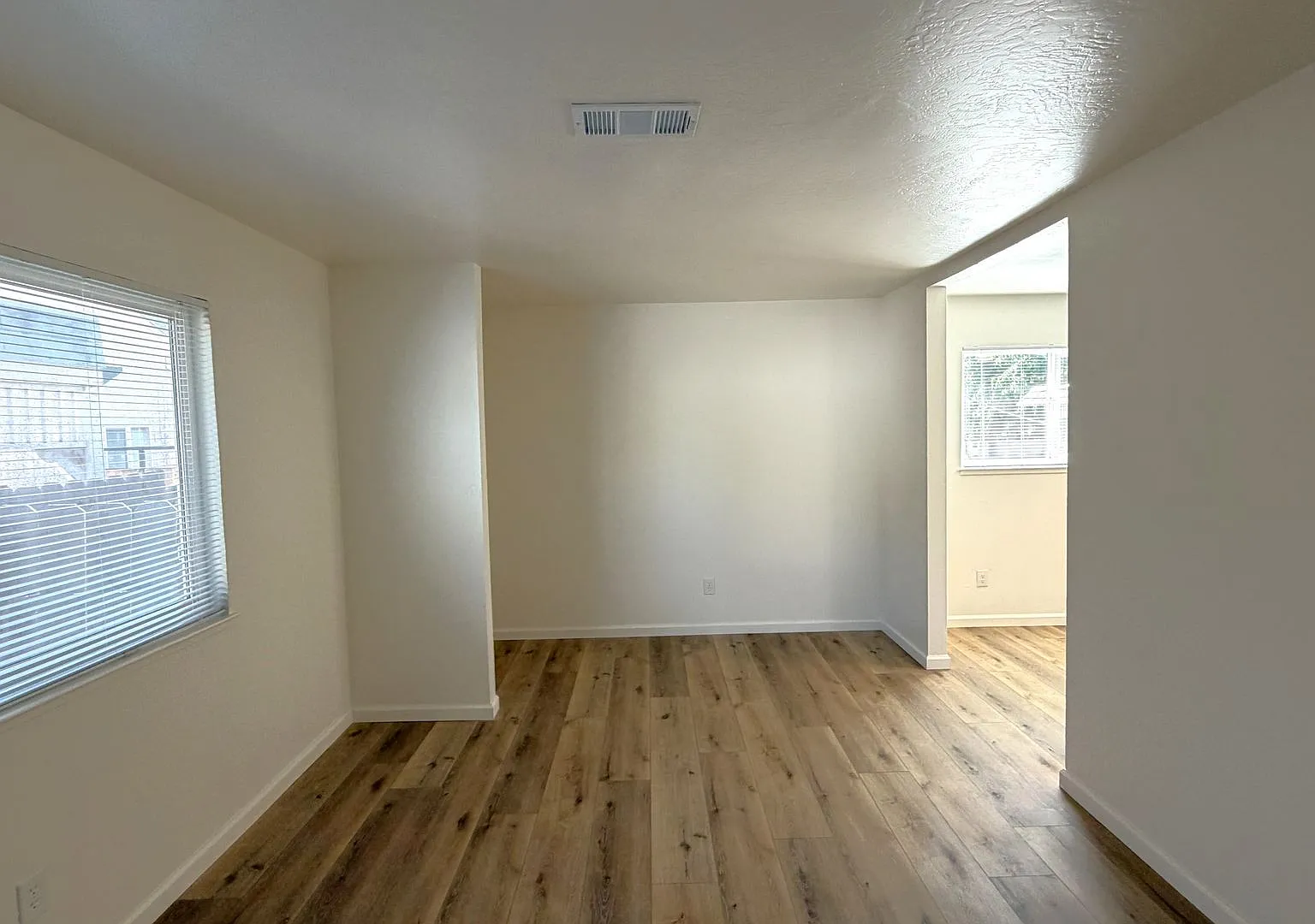 Pittsburg Beautiful fully updated unit, 2 bedroom, 1 bath, luxury vinyl flooring, quartz counters... — Photo 4