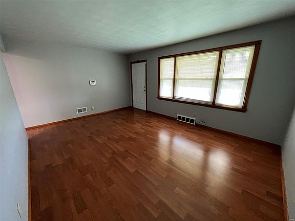 5th image of 2264 Carol St