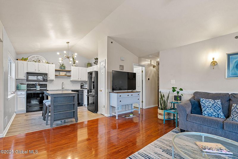 4th image of 42 Coralberry Court