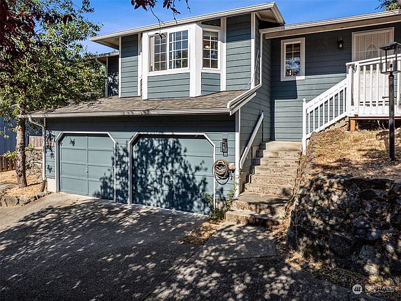 3rd image of 544 Lake Louise Drive SW