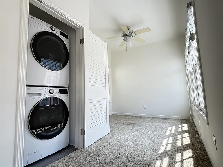 Lindbrook Manor Apartments — Photo 31
