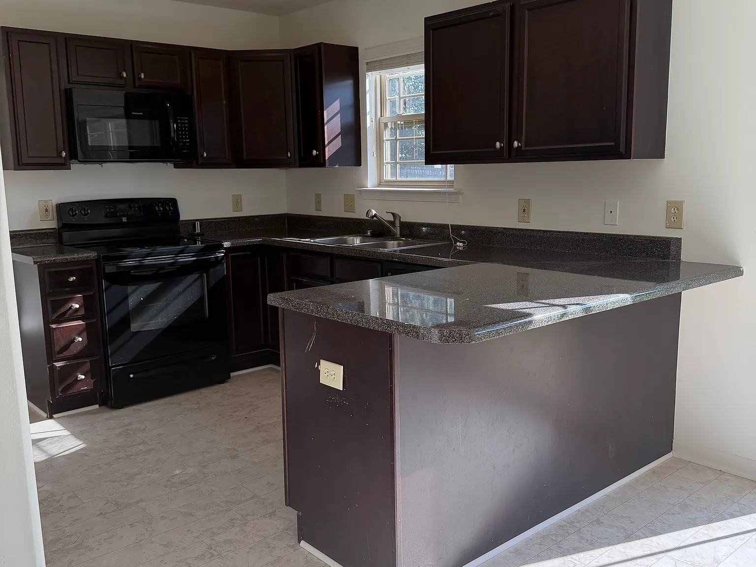4 bed, 2.5 bath, 1950 sqft, $2,195 — Photo 2