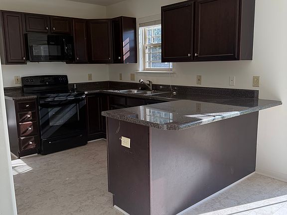 3rd image of 9 Dunbrook Dr
